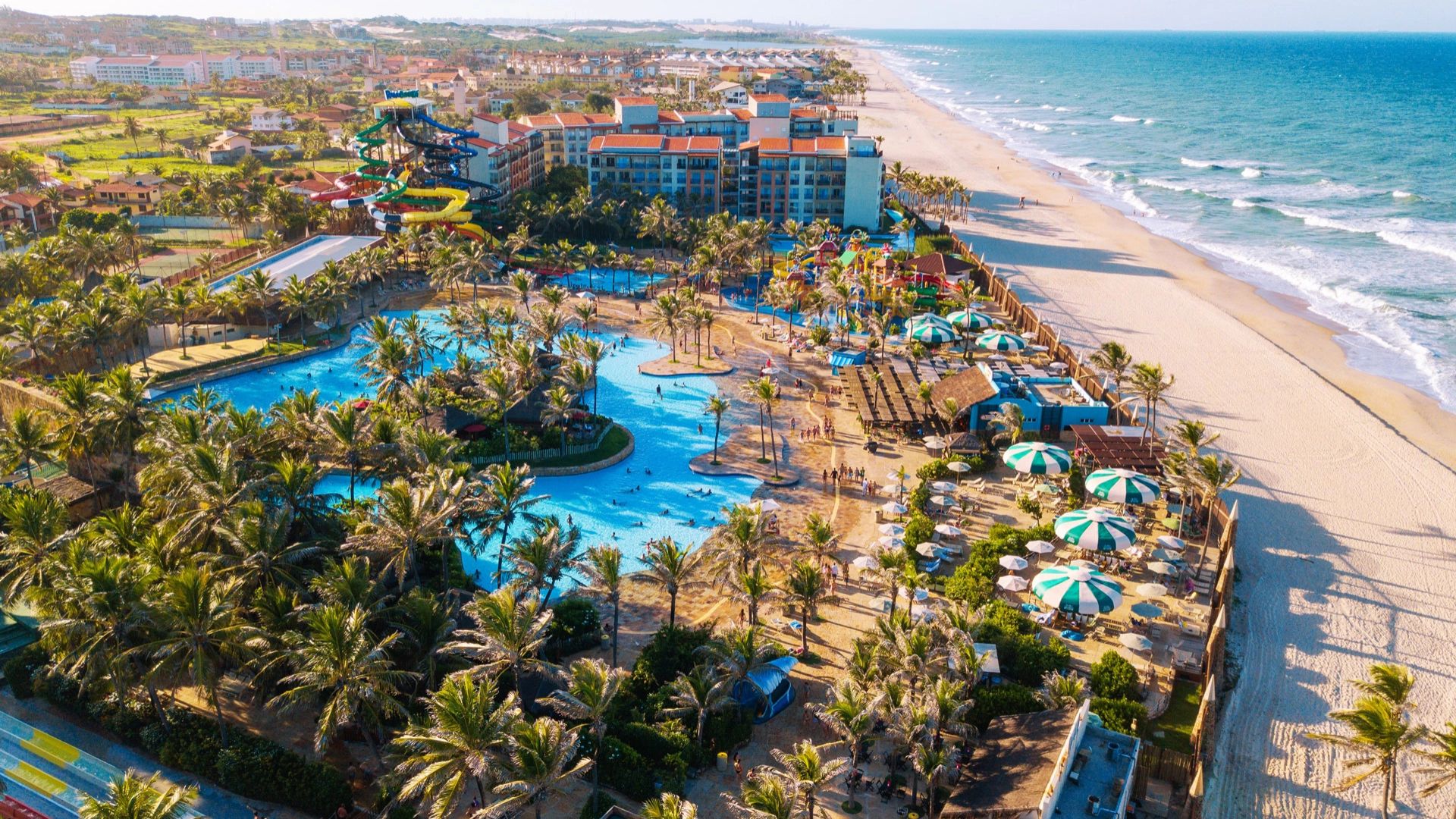 Beach Park, no Ceará, reúne mais de 30 atrações, toboágua de 41 m e montanha-russa aquática de 28 m e quatro resorts integrados.