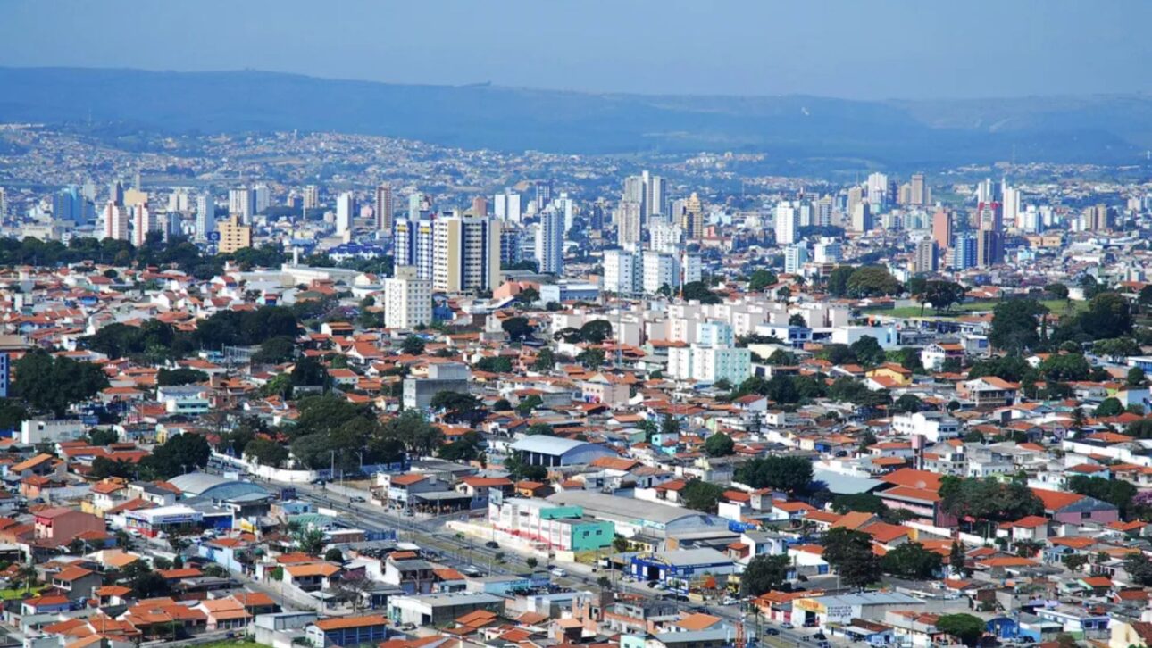 Sorocaba atrae residentes con alquiler hasta 40% menor, acceso rápido a SP, polo industrial fuerte y playa de agua dulce. Vea ventajas y cuidados.