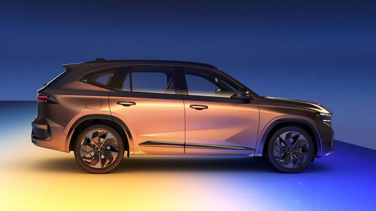 Renault Koleos 2026 estreia no Brasil com 245 cv, autonomia acima de 1.000 km, tração integral e 29 assistências. Veja preço e detalhes.