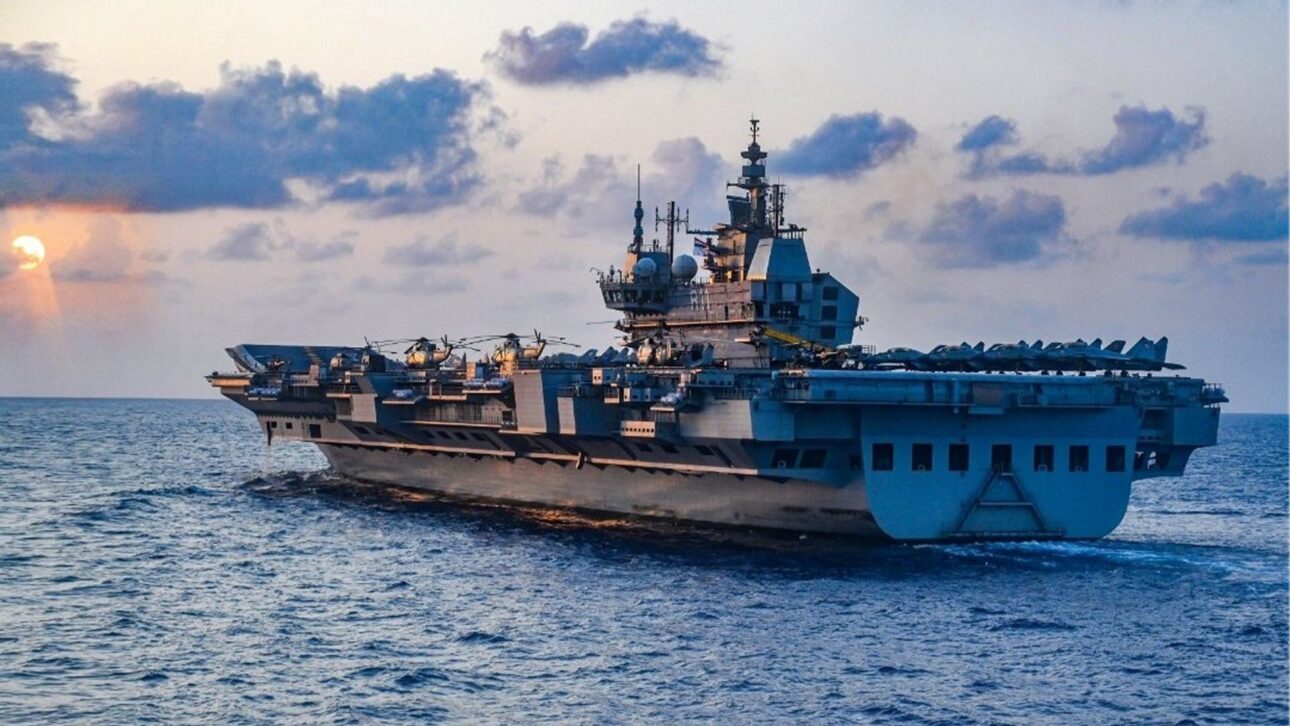 India moviliza 50 barcos, reúne 74 países y exhibe el portaaviones INS Vikrant en megademostración vinculado al plan India 2047.