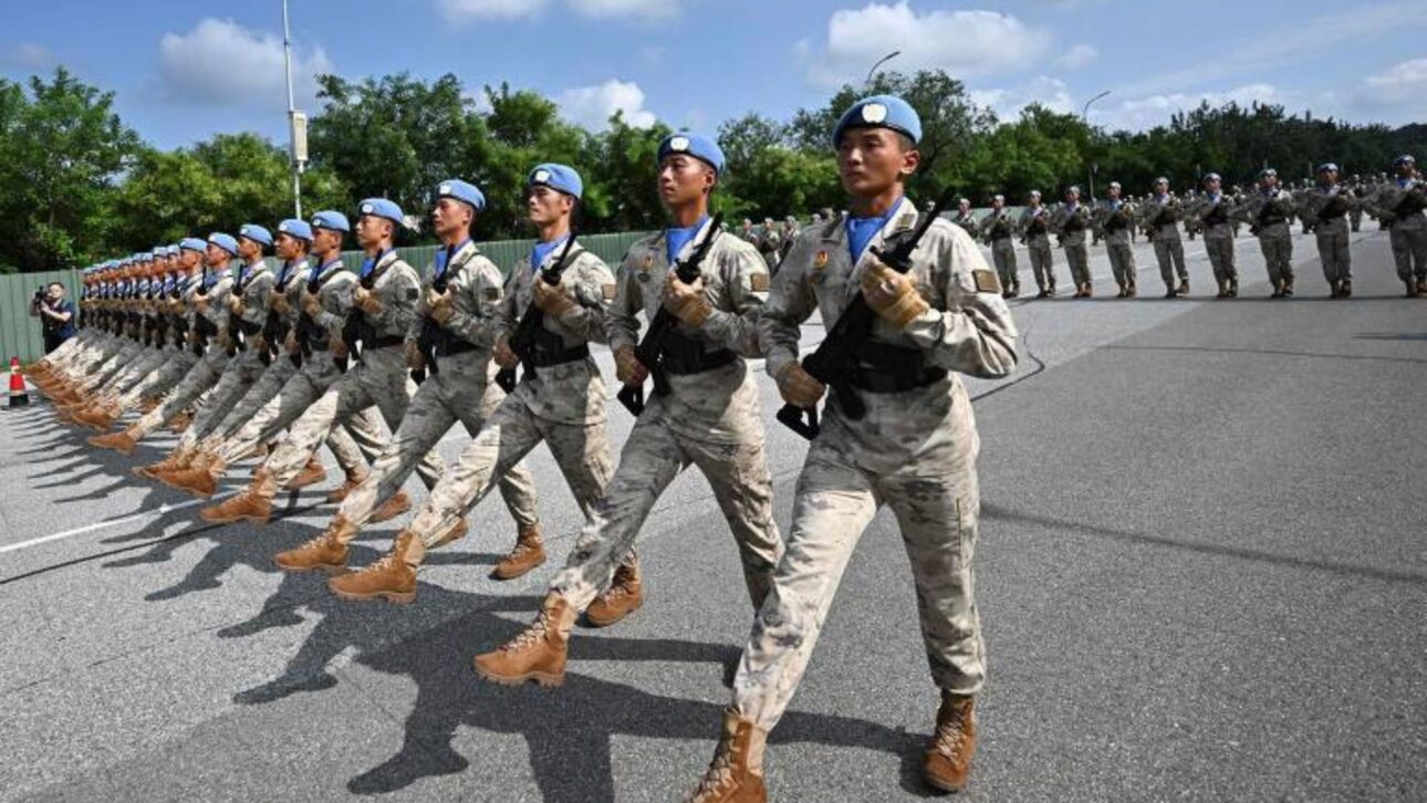 India moviliza 50 barcos, reúne 74 países y exhibe el portaaviones INS Vikrant en megademostración vinculado al plan India 2047.