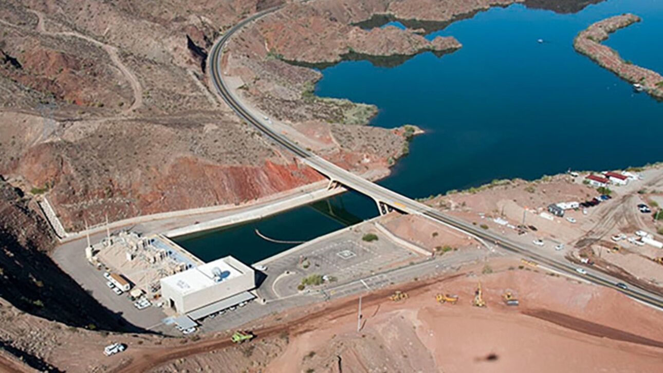 Canal de 541 km lleva agua del Río Colorado al desierto de Arizona, sube 884 metros y abastece 80% de la población con alto costo de energía.