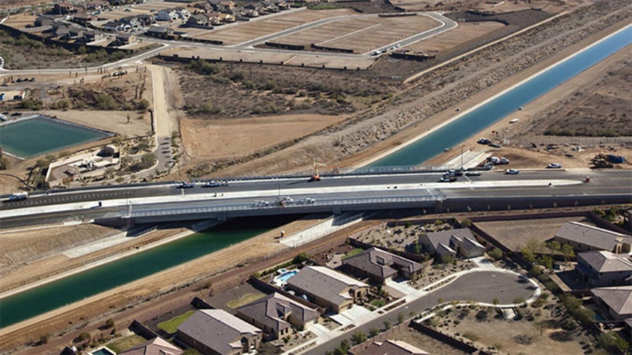 Canal de 541 km lleva agua del Río Colorado al desierto de Arizona, sube 884 metros y abastece 80% de la población con alto costo de energía.