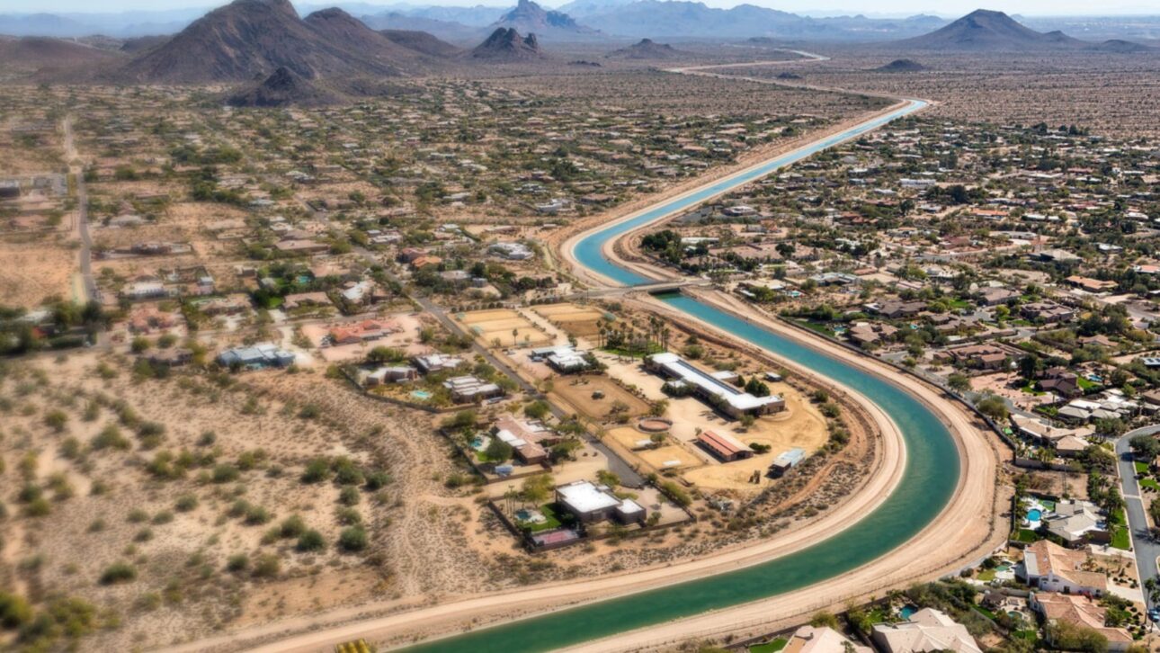 Canal de 541 km lleva agua del Río Colorado al desierto de Arizona, sube 884 metros y abastece 80% de la población con alto costo de energía.