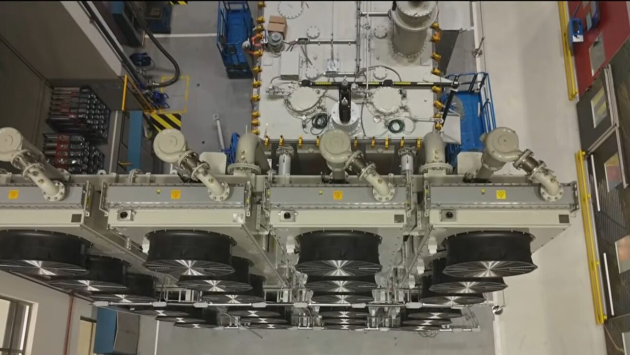 Supercarga de 540 toneladas avanza a 10 km/h por la Dutra llevando transformador millonario para megaprojeto en Arabia Saudita.