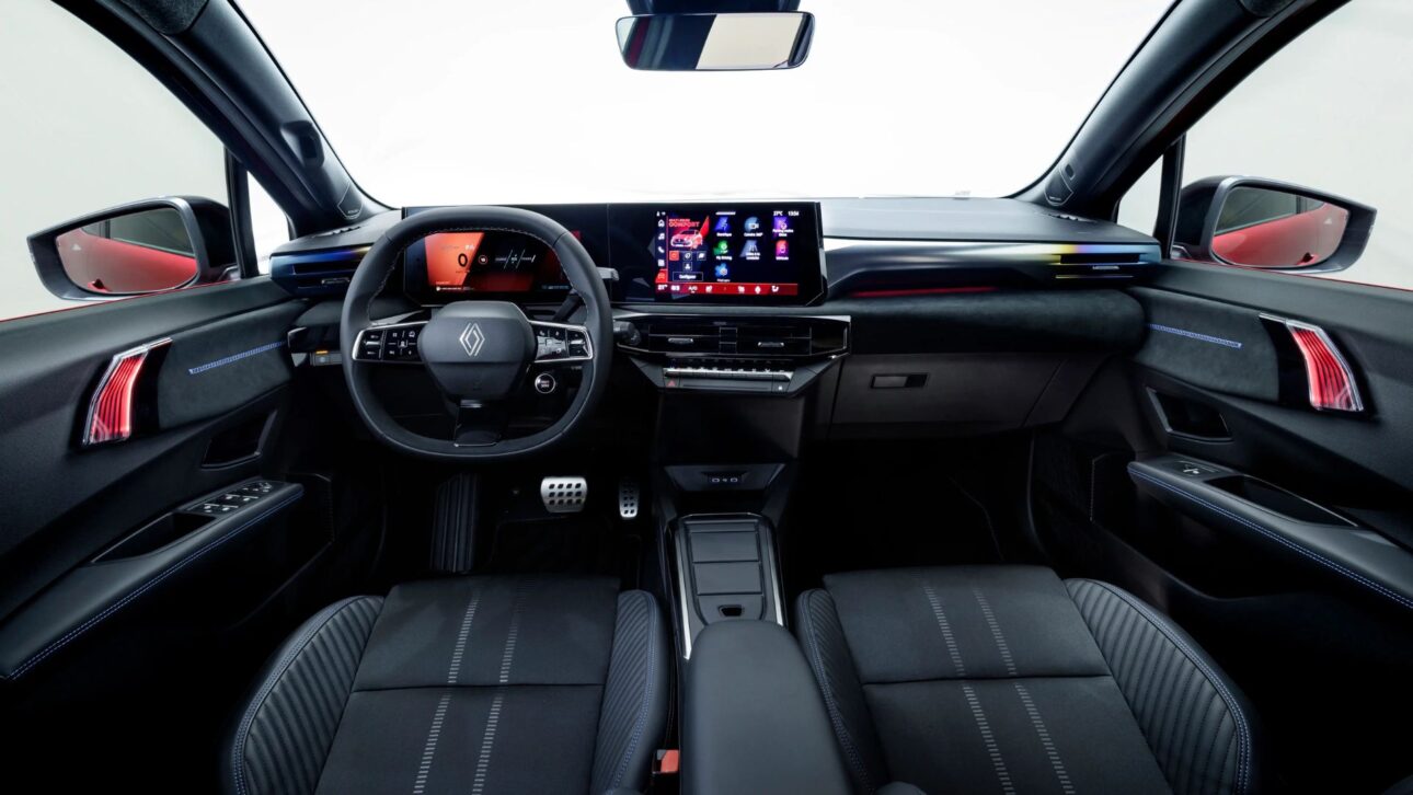 Renault Clio 2025 abandona diesel, estreia motor híbrido 1.8 E-Tech de 158 cv, faz até 25,6 km/l e vira 2º mais vendido da Europa.