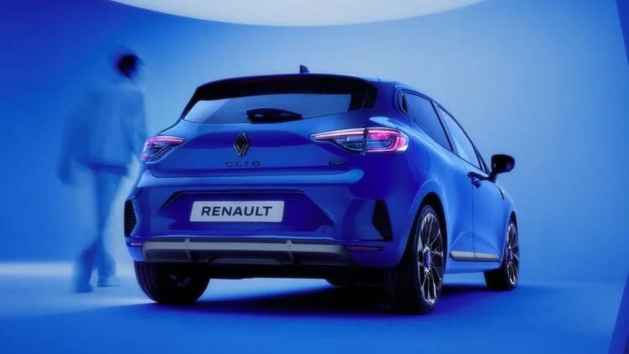 Renault Clio 2025 abandona diesel, estreia motor híbrido 1.8 E-Tech de 158 cv, faz até 25,6 km/l e vira 2º mais vendido da Europa.