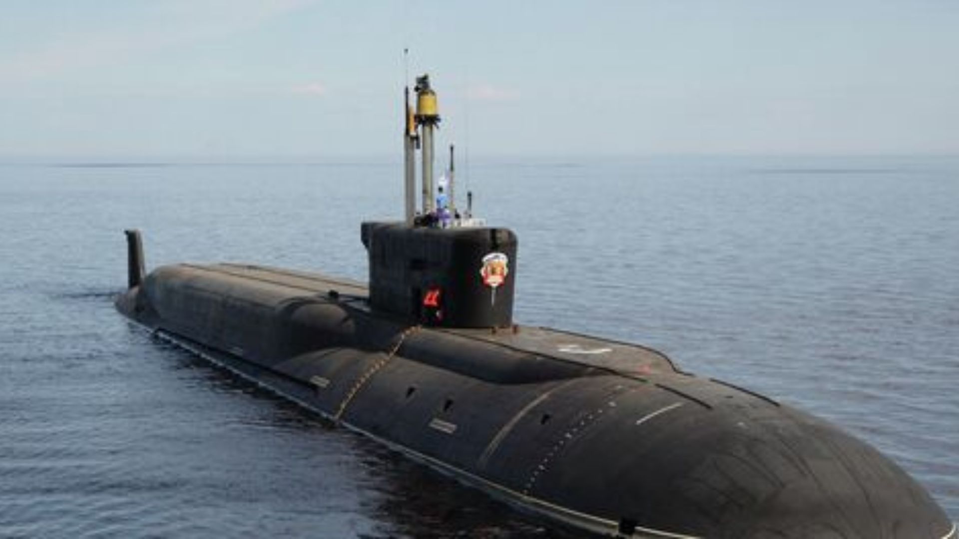 Submarino russo de 174 metros convertido em plataforma nuclear especial opera no fundo do mar e pode transportar mini-sub profundo.