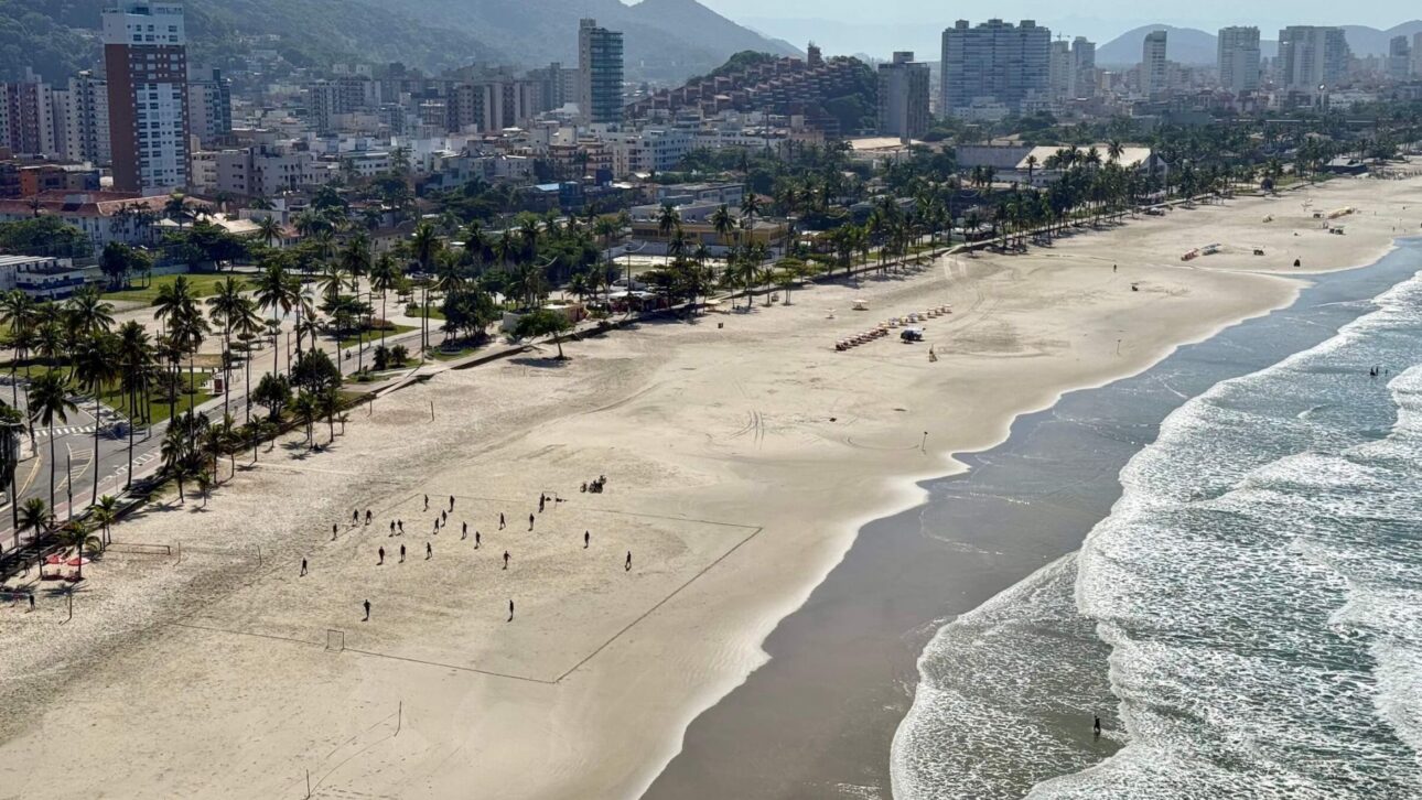 Playa del Perequê, en Guarujá, tuvo 51 de 52 análisis inapropiados en 2024, según la Cetesb, y expone crisis de saneamiento y contaminación.