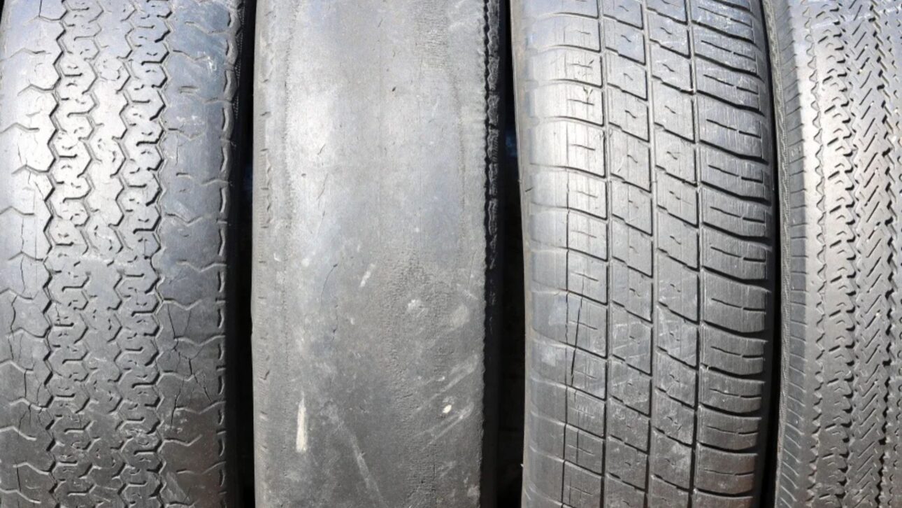 Conducir con neumático desgastado genera multa de R$ 195,23, 5 puntos en la licencia y retención del vehículo según Contran y CTB. Conozca el límite de 1,6 mm.