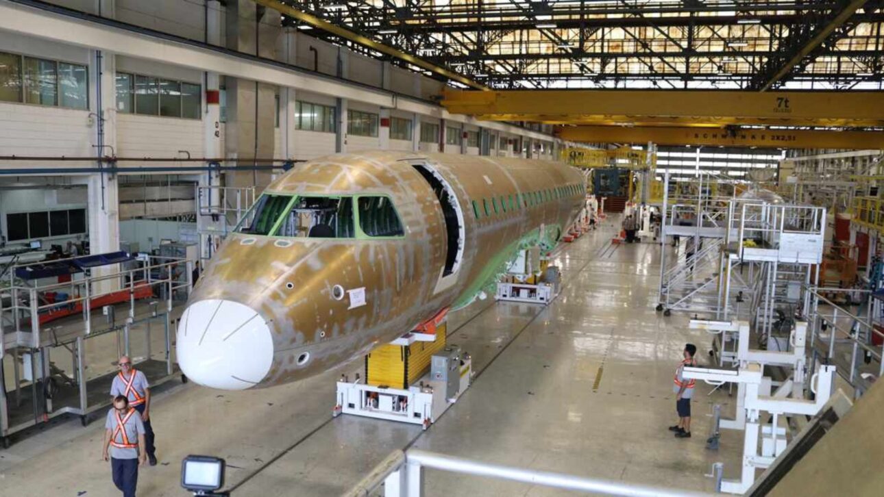 Embraer cierra acuerdo con Adani para montar el E175 en la India y apunta al mercado con demanda de 500 aeronaves en 20 años.