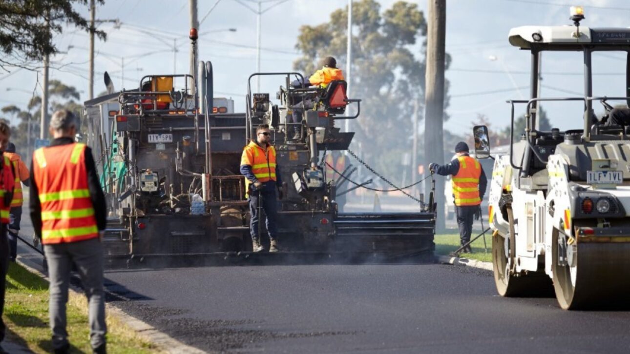 Samoa prueba el uso de vidrio reciclado en tapa-baches con glassphalt, uniendo pavimentación y economía circular en un proyecto apoyado por el PNUD.