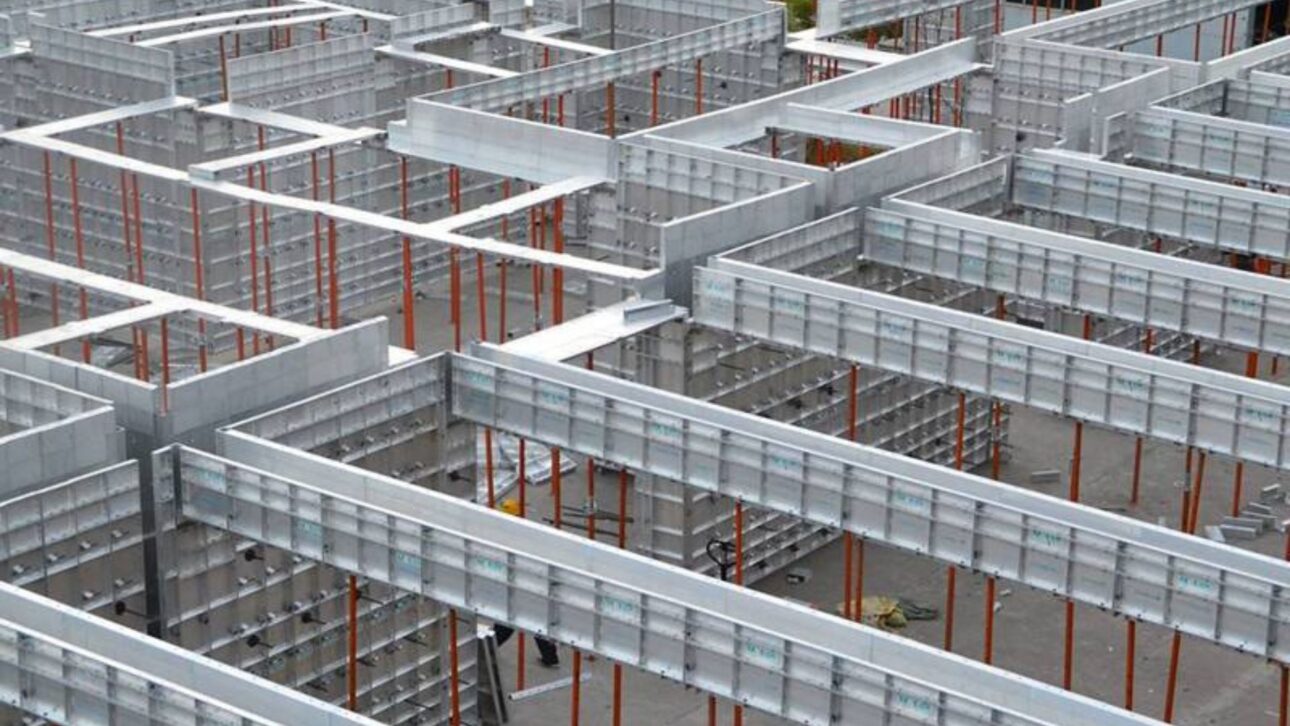 Encofrados de alumínio aceleram obras com ciclo de 7 dias por pavimento e concretagem monolítica, reduzindo desperdício e retrabalho.