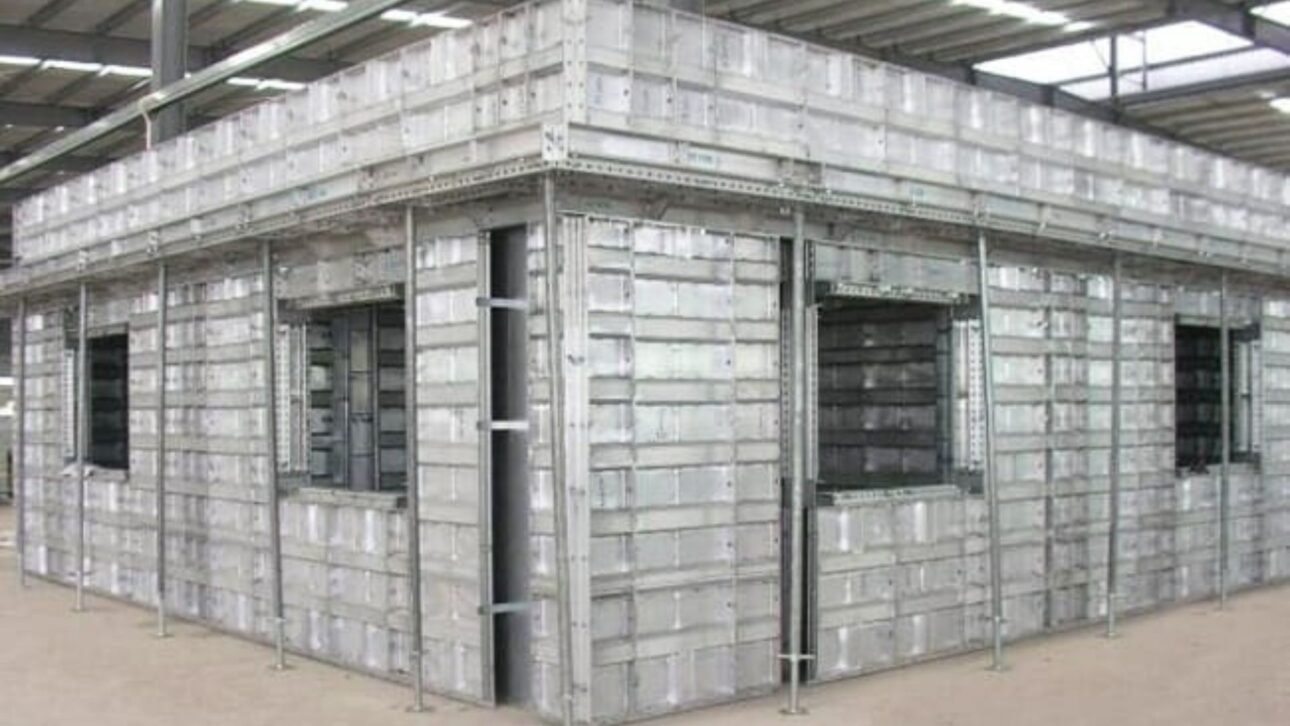 Encofrados de alumínio aceleram obras com ciclo de 7 dias por pavimento e concretagem monolítica, reduzindo desperdício e retrabalho.