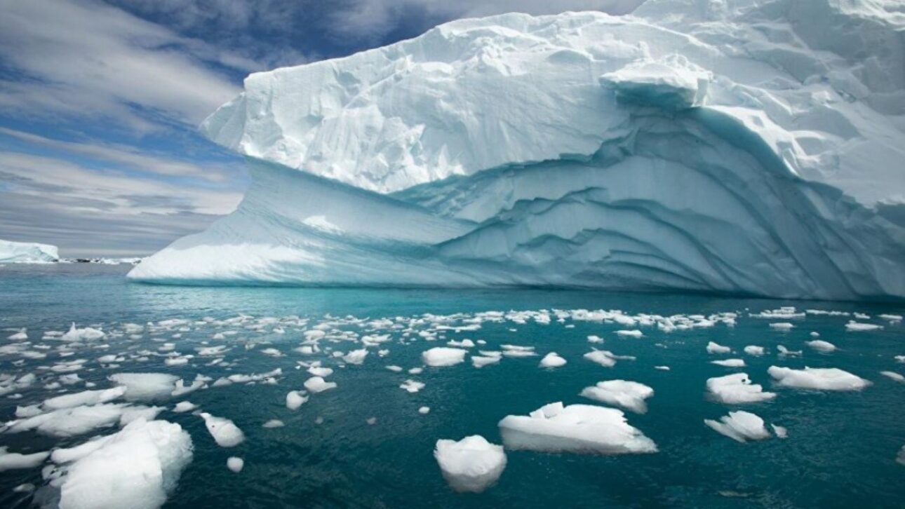 Lago subglacial en la Antártida a 800 m bajo el hielo llena y vacía en ciclos monitoreados por satélites y reveló vida microbiana en 2013.