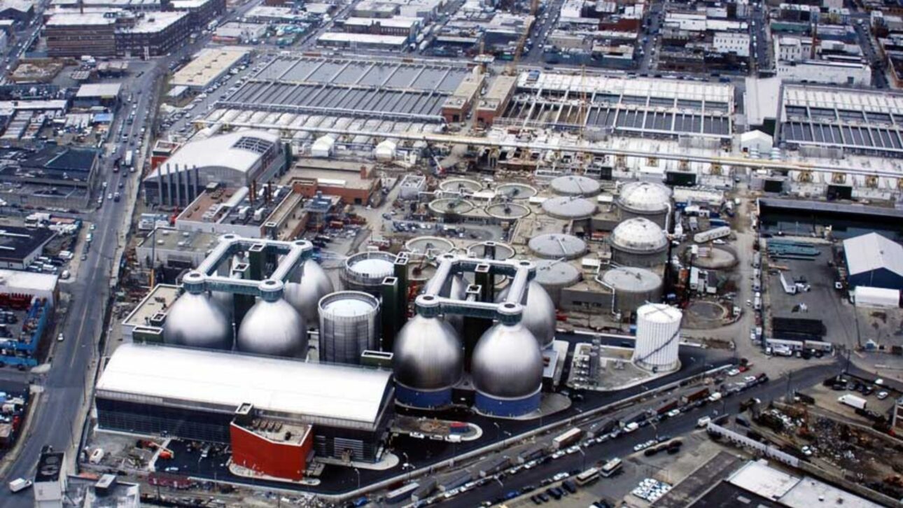 Megaplanta de Nueva York procesa 720 millones de galones por día y transforma aguas residuales en biogás y gas renovable en la red urbana.