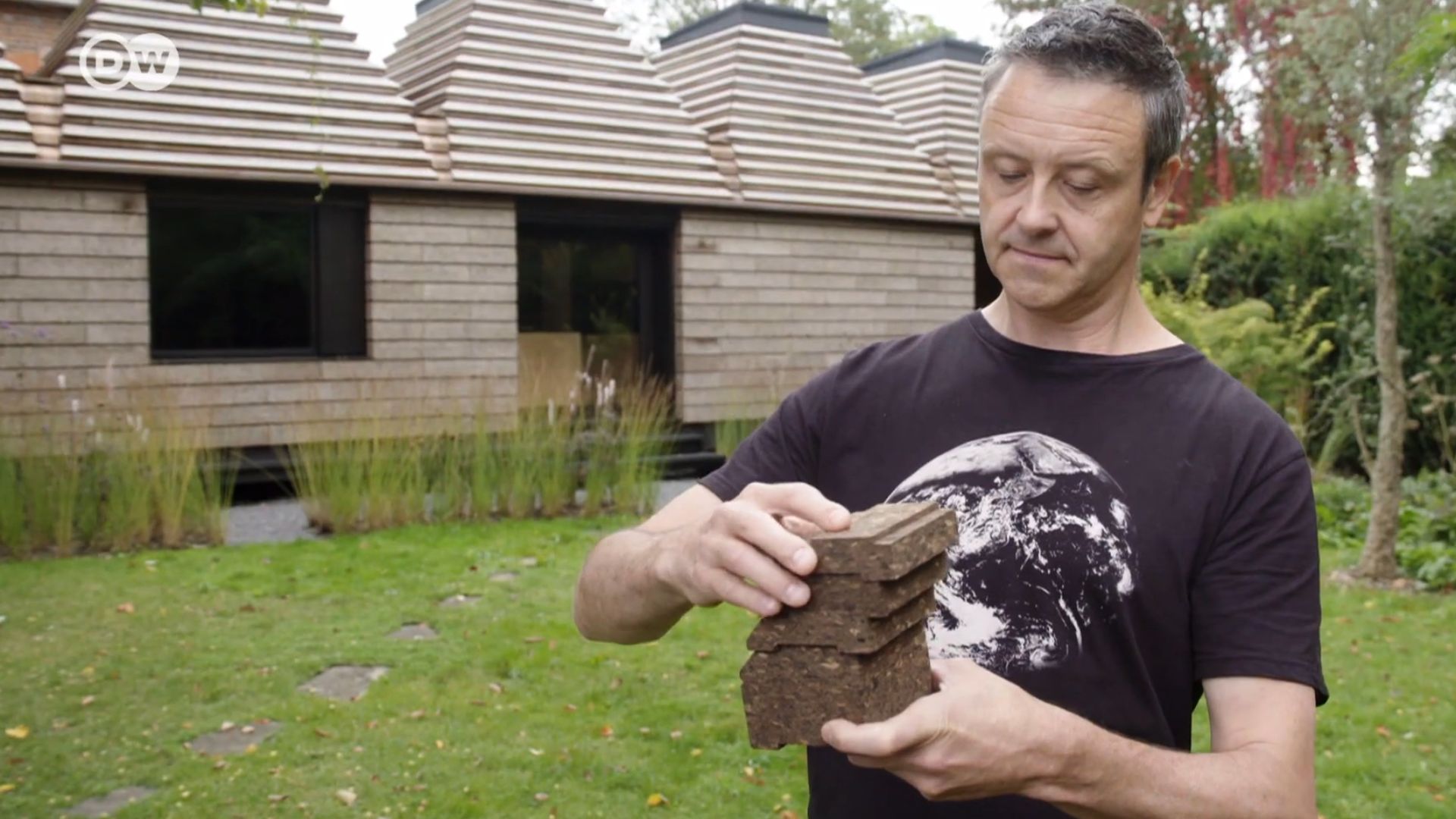 Casa no Reino Unido é construída com 1.268 blocos de cortiça expandida, sem cimento, cola ou argamassa, e tem potencial de carbono negativo.