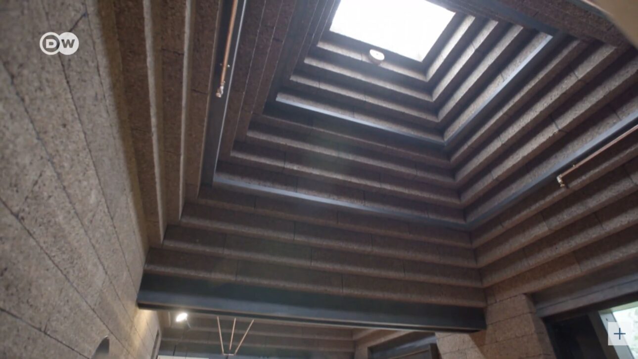 Casa en el Reino Unido está construida con 1.268 bloques de corcho expandido, sin cemento, pegamento o mortero, y tiene potencial de carbono negativo.