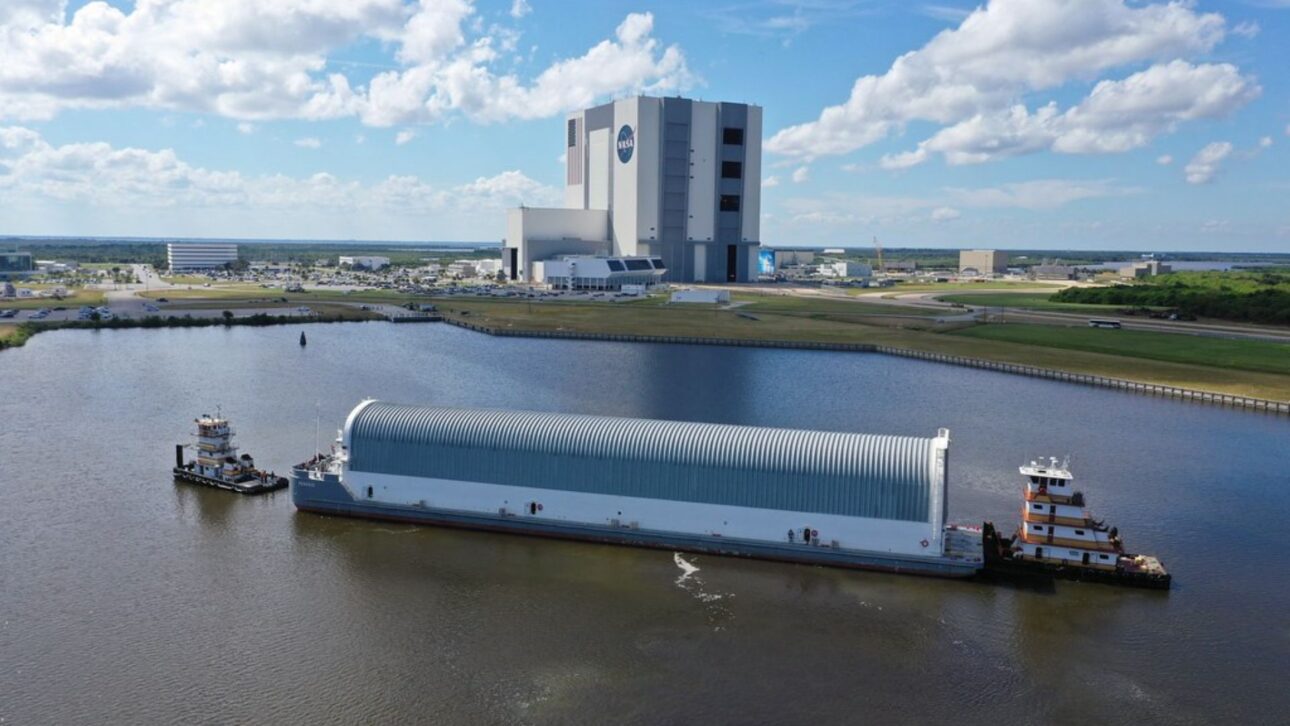 Barca Pegasus, de la NASA, transporta el core stage del SLS por hasta seis días rumbo a las misiones lunares del programa Artemis.