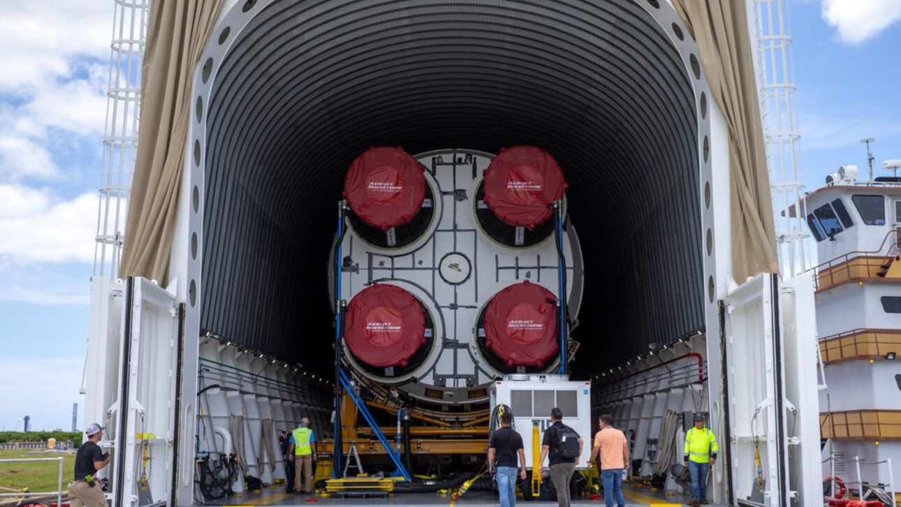 Barca Pegasus, de la NASA, transporta el core stage del SLS por hasta seis días rumbo a las misiones lunares del programa Artemis.