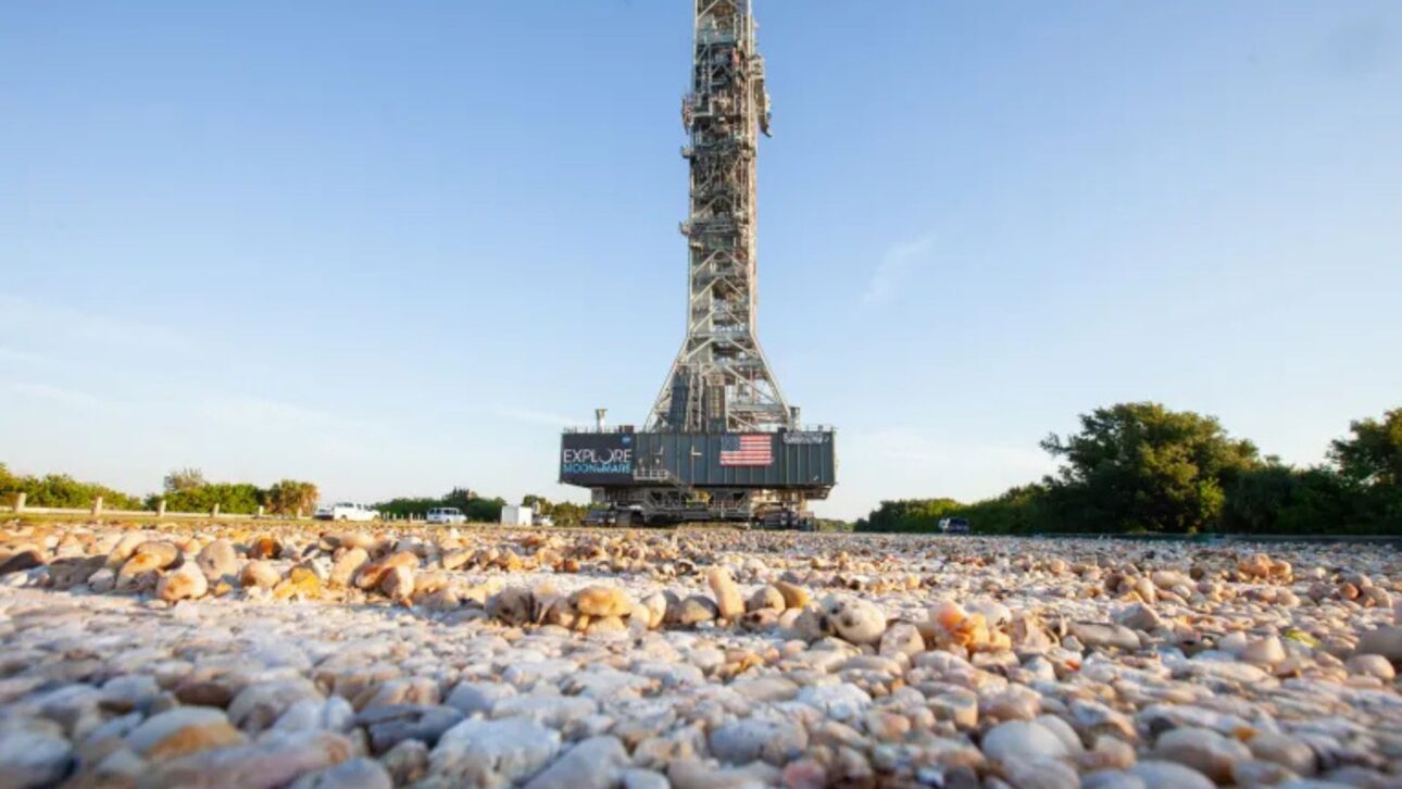 Camino de la NASA hecho con piedras de río de Alabama sostiene miles de toneladas del SLS rumbo al Complejo 39 en el programa Artemis.