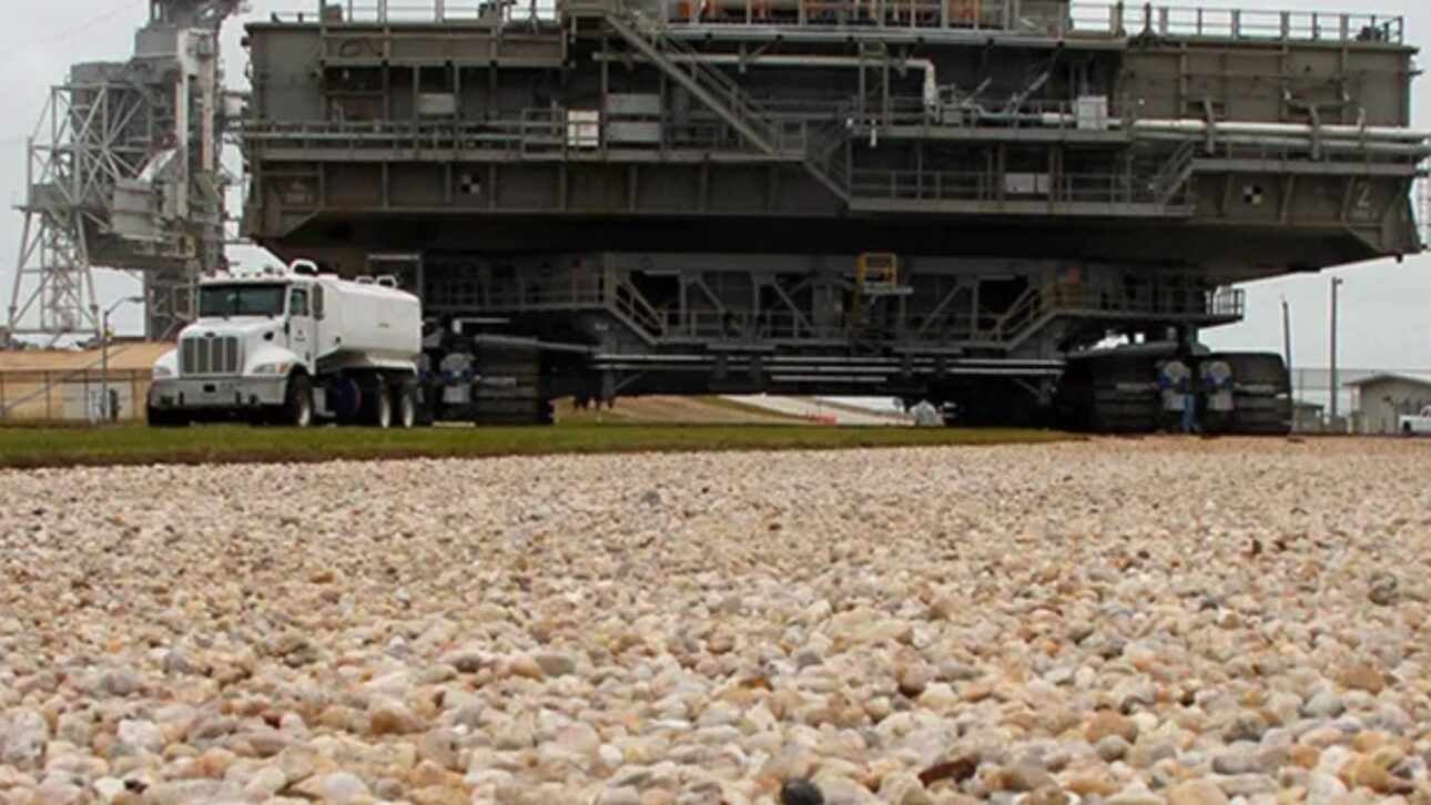 Camino de la NASA hecho con piedras de río de Alabama sostiene miles de toneladas del SLS rumbo al Complejo 39 en el programa Artemis.