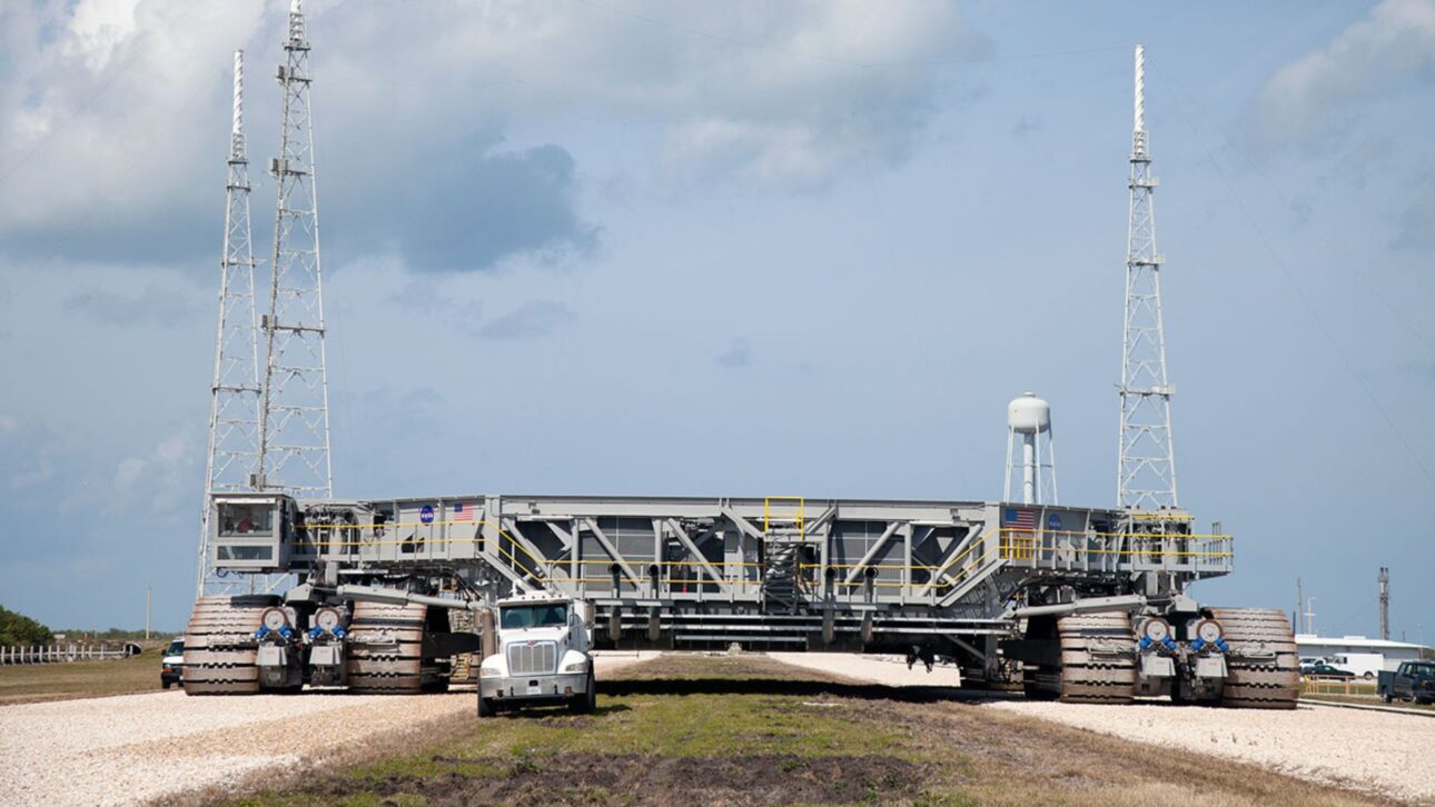 Camino de la NASA hecho con piedras de río de Alabama sostiene miles de toneladas del SLS rumbo al Complejo 39 en el programa Artemis.