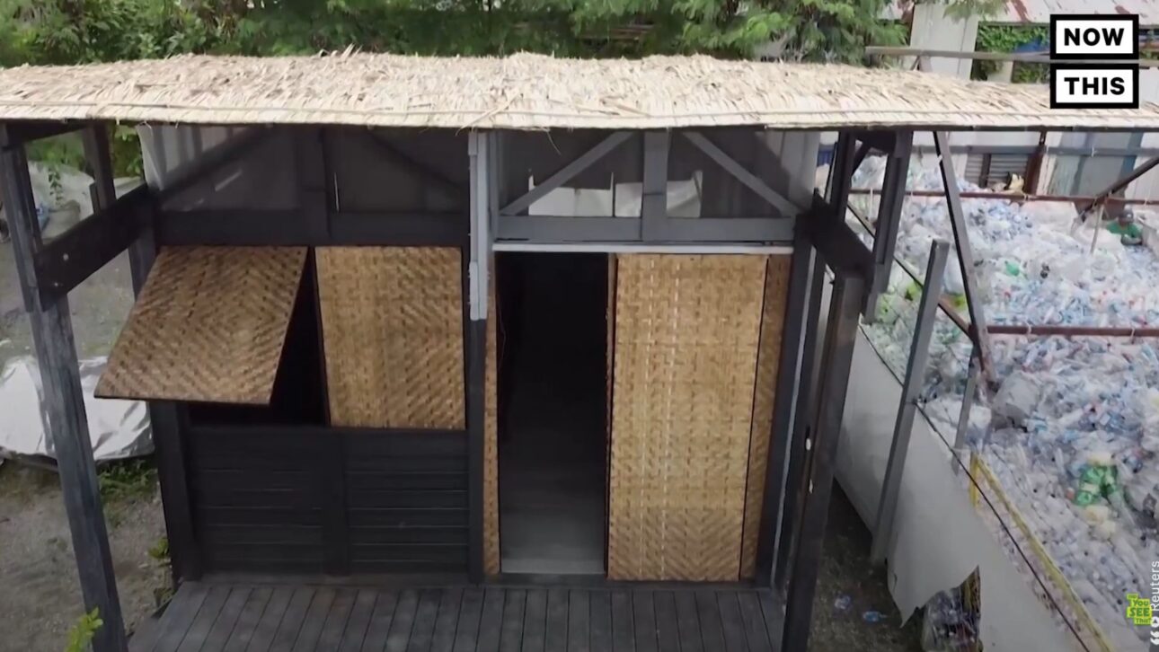 Refugio modular hecho con 460 kg de plástico reciclado queda listo en 1 hora, sin herramientas, y sigue patrones ligados a la ONU.