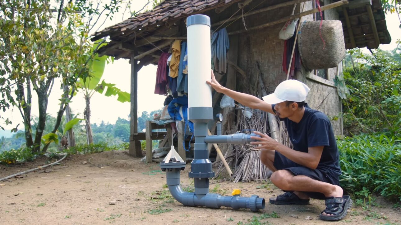 Carneiro hidráulico lleva agua morro arriba sin energía eléctrica, alcanza 30 metros de altura y llena 500 litros en cerca de 4 horas.