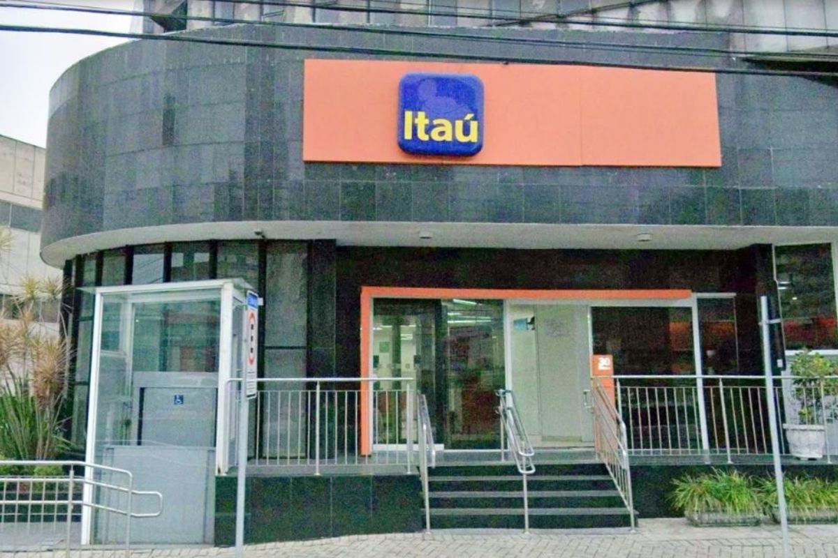 Itaú fecha agência em Criciúma, reduz atendimento presencial e mantém decisão sob debate de lucro bilionário e impactos locais.