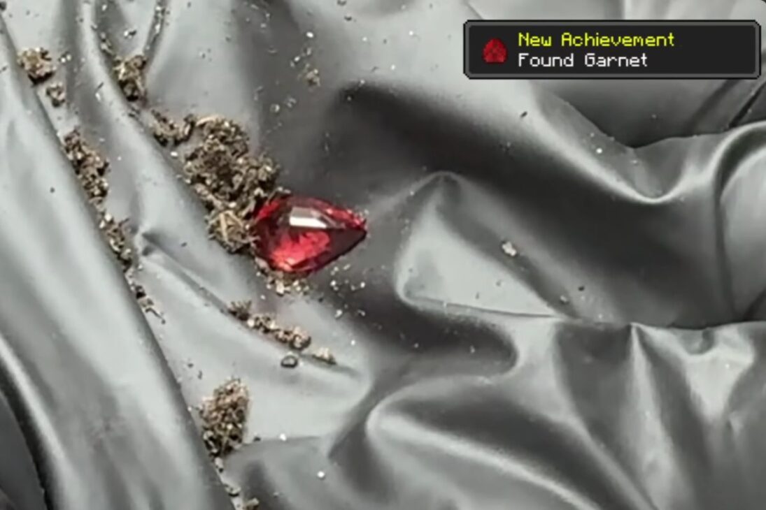 Las aceras de Nueva York se convierten en caza urbana: grietas guardan tierra con oro, joyas y diamantes. La clasificación y evaluación separan lo real de lo falso y revelan cuánto queda al final.