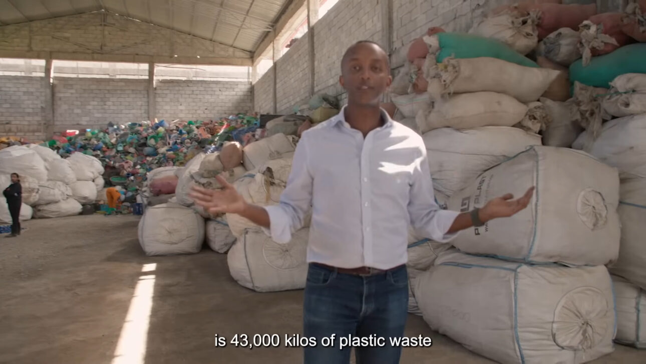 Ex-empleado de Google, Accenture y Banco Mundial deja carrera internacional, regresa a Etiopía y crea ladrillos de plástico interlocking 40% más baratos que el cemento y retira 45 toneladas de residuos del vertedero de Addis Abeba todos los días