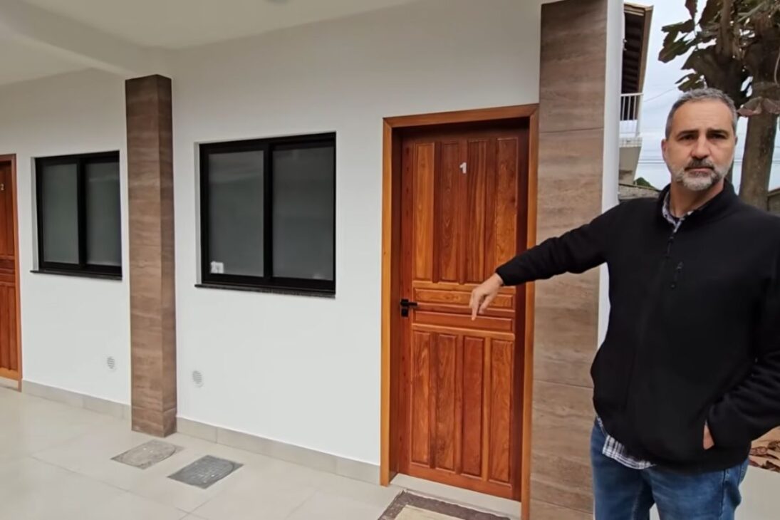 Kitnets en emprendimiento con 12 unidades para alquiler muestran renta proyectada tras reforma de casa antigua y inicio rápido de contratos.