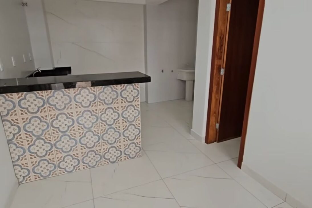 Kitnets en emprendimiento con 12 unidades para alquiler muestran renta proyectada tras reforma de casa antigua y inicio rápido de contratos.