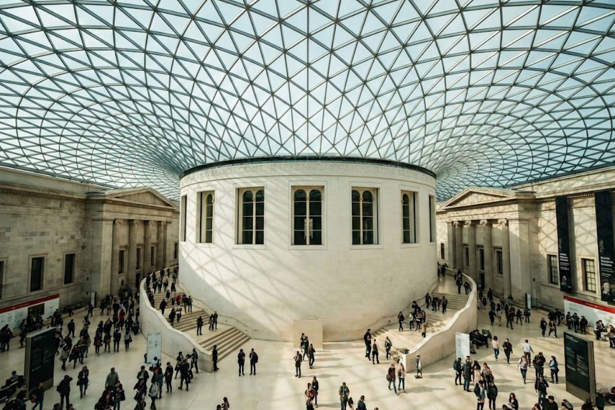 maior praça coberta no British Museum: Great Court sob cúpula de vidro; Norman Foster explica como luz e circulação mudam a visita.