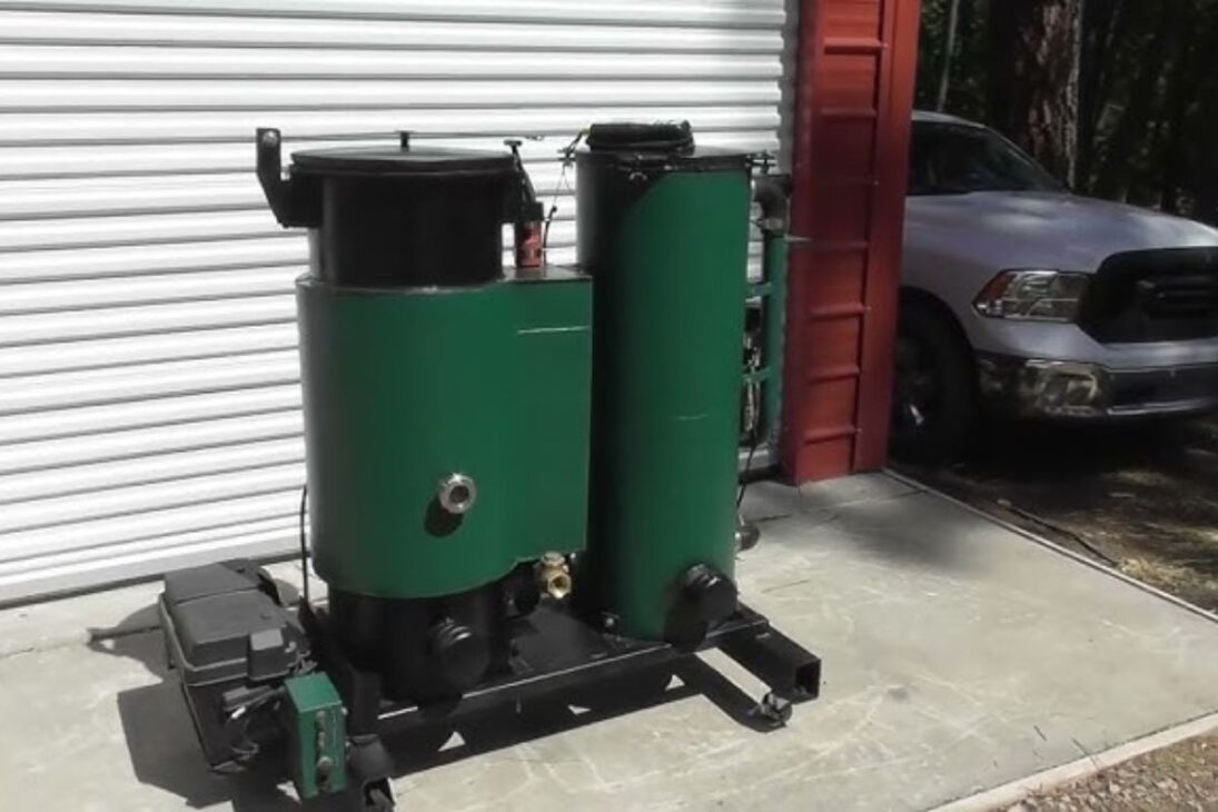 energía fuera de la red con gasificador de madera: leña se convierte en gas y acciona generador. Partida, potencia y costo, y por qué filtraciones y humedad deciden la energía.