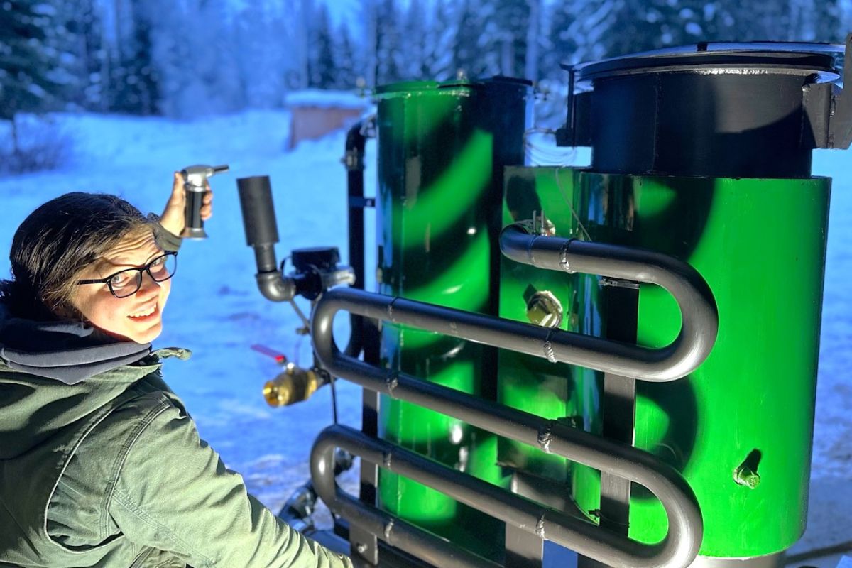 energia fora da rede com gasificador de madeira: lenha vira gás e aciona gerador. Partida, potência e custo, e por que vazamentos e umidade decidem a energia.