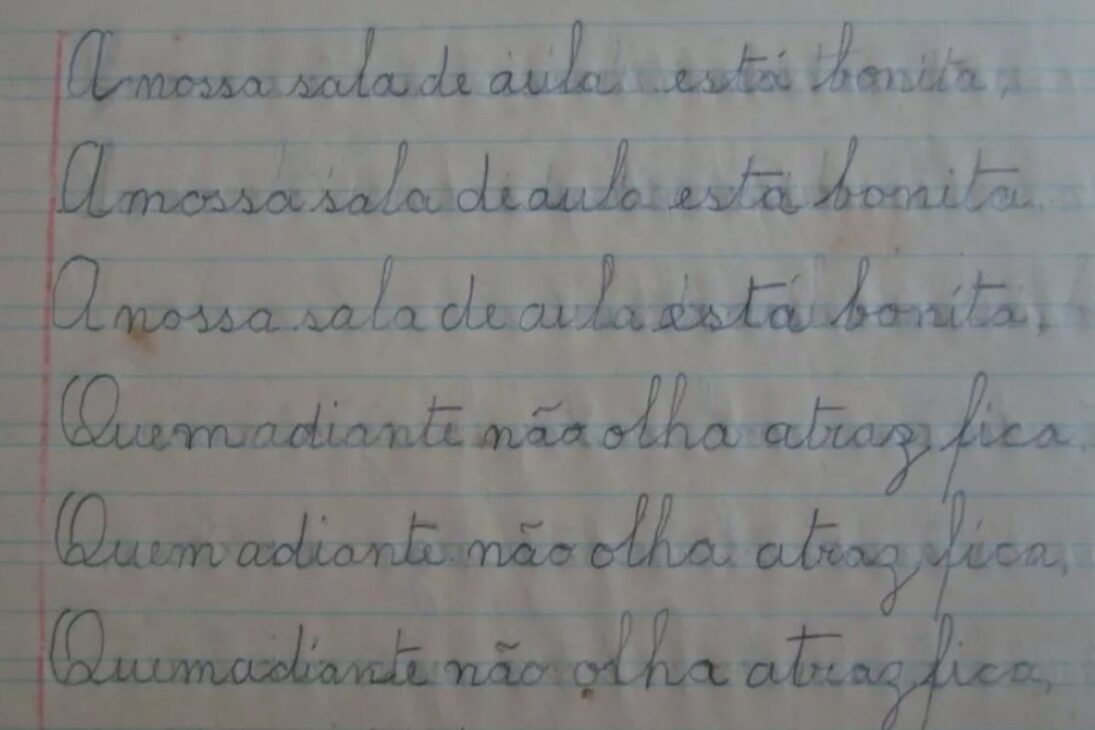 materiales escolares como cuaderno de caligrafía y lápiz azul vuelven con pizarrón y estuche de lata en la memoria de quienes estudiaron antiguamente.