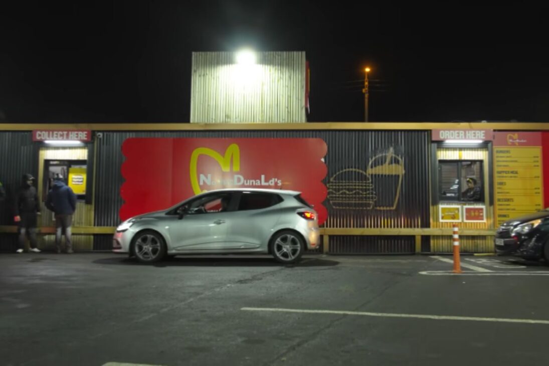 McDonald’s de mentira en Glasgow transforma drive-thru independiente en restaurante independiente lleno con comida gratis y muestra la fuerza de los pequeños.