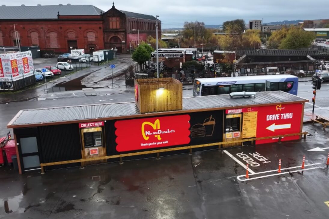McDonald’s de mentira en Glasgow transforma drive-thru independiente en restaurante independiente lleno con comida gratis y muestra la fuerza de los pequeños.