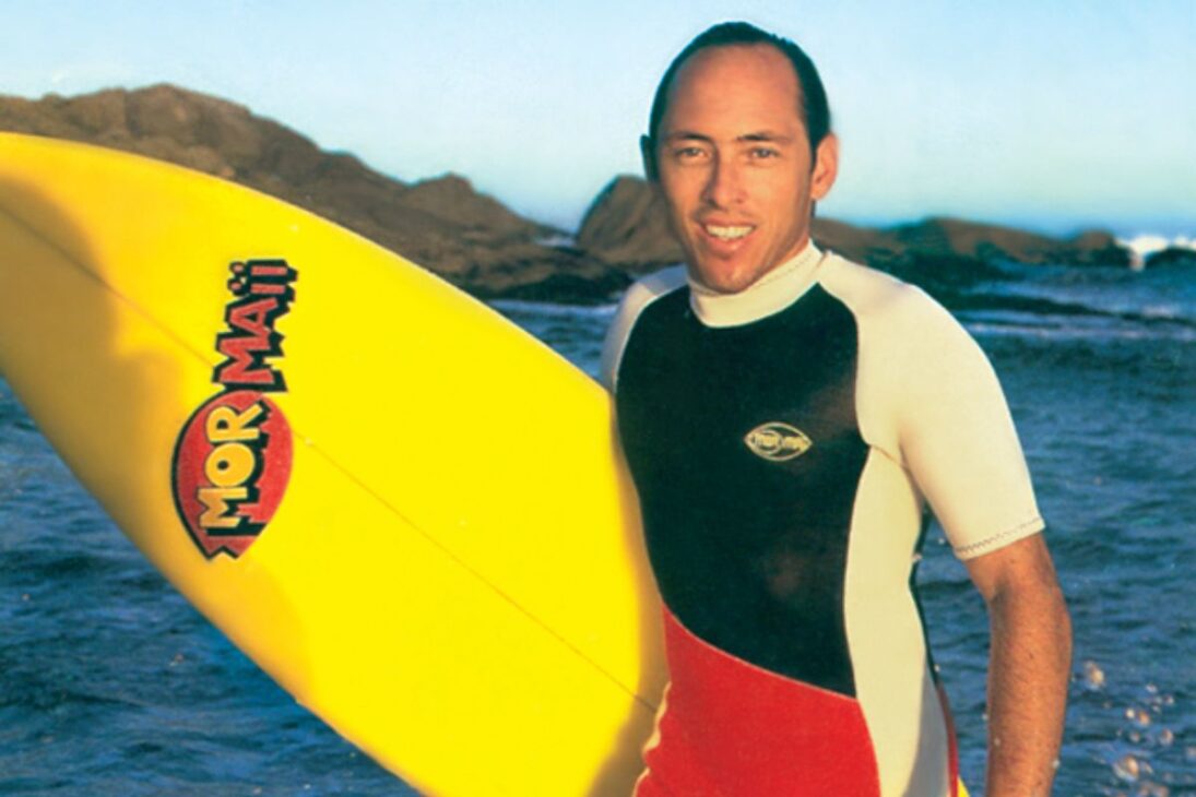 médico brasileño en Garopaba cose neopreno, impulsa a la Mormaii y cambia el surf nacional, de la villa de pescadores a la facturación de R$ 350 millones.