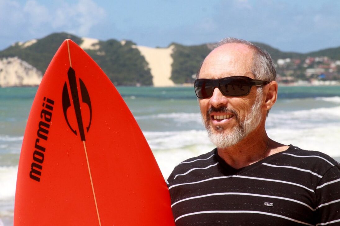 médico brasileño en Garopaba cose neopreno, impulsa a la Mormaii y cambia el surf nacional, de la villa de pescadores a la facturación de R$ 350 millones.