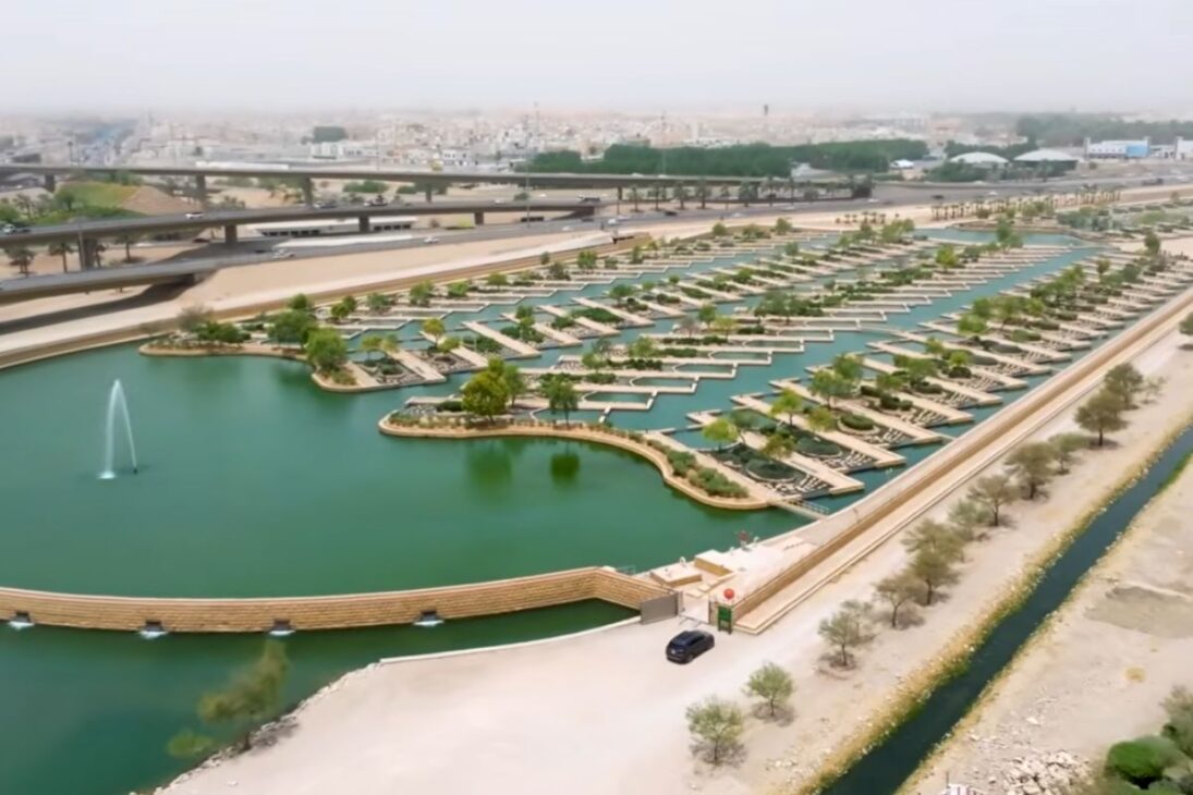 La Megaciudad En El Desierto De Riad Utiliza Biorremediación En Wadi Hanifa Con Zonas Húmedas Para Tratar Aguas Residuales Y Devolver Agua A La Irrigación.