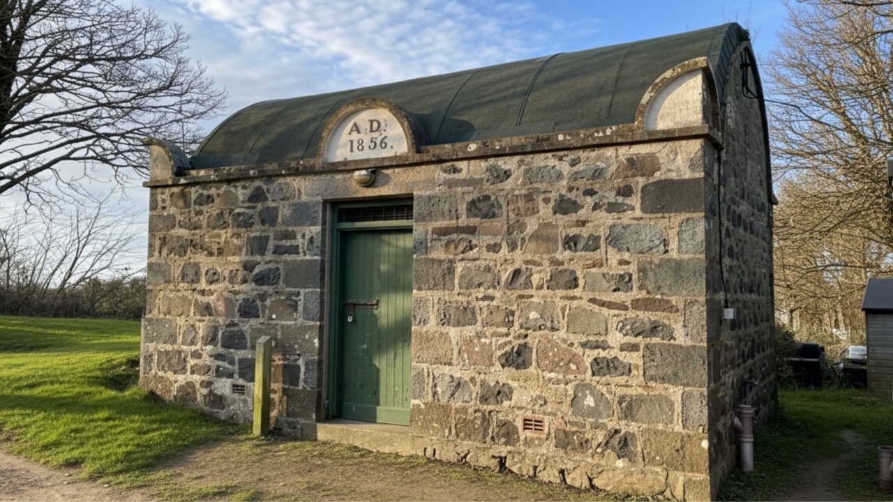 Menor prisão do mundo fica em ilha de 5,5 km² na Europa, tem só duas celas sem janelas e foi criada para manter bêbados longe de carroças e tratores