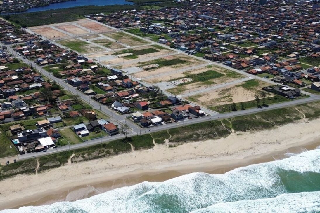 En La Ciudad Más Azul De Brasil, Praia Grande Lanza Terrenos A R$ 570 Mil; El Puerto De São Francisco Do Sul Y Sus 17,5 Millones De Toneladas En 2025 Presionan La Orla Y Alimentan La Disputa Por Vivienda Frente Al Mar.