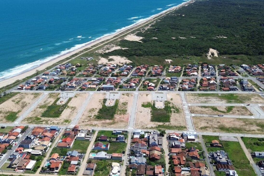 En La Ciudad Más Azul De Brasil, Praia Grande Lanza Terrenos A R$ 570 Mil; El Puerto De São Francisco Do Sul Y Sus 17,5 Millones De Toneladas En 2025 Presionan La Orla Y Alimentan La Disputa Por Vivienda Frente Al Mar.