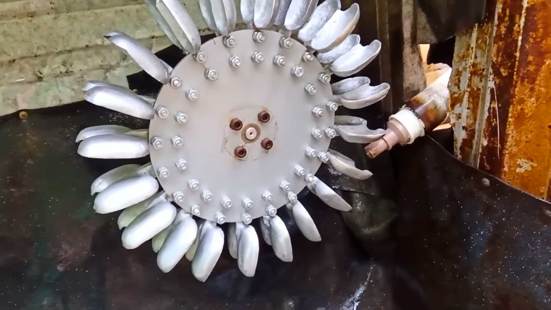 Microcentral hidrelétrica artesanal com roda Pelton de alumínio vence o desafio da pressão e mostra operação estável, abrindo caminho para ganho de eficiência com bico injetor