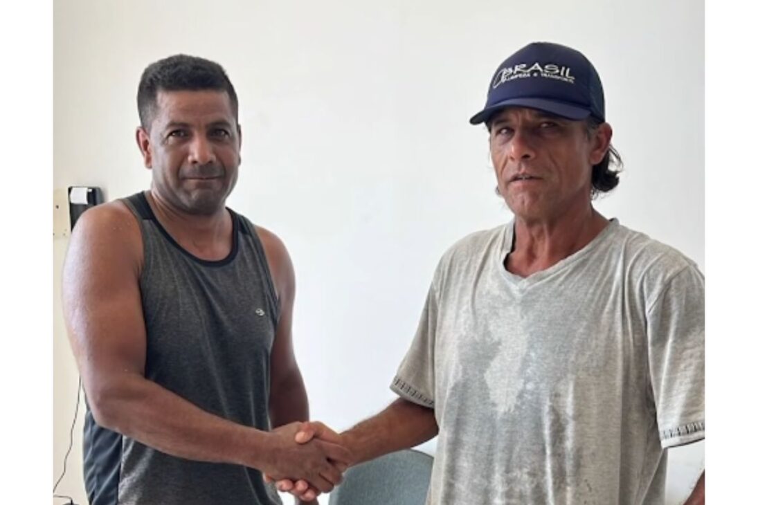 Habitante de la calle encuentra bolsa con R$ 3.400 en Canelinha, devuelve todo en el CRAS y se convierte en un ejemplo de honestidad que emociona al dueño.