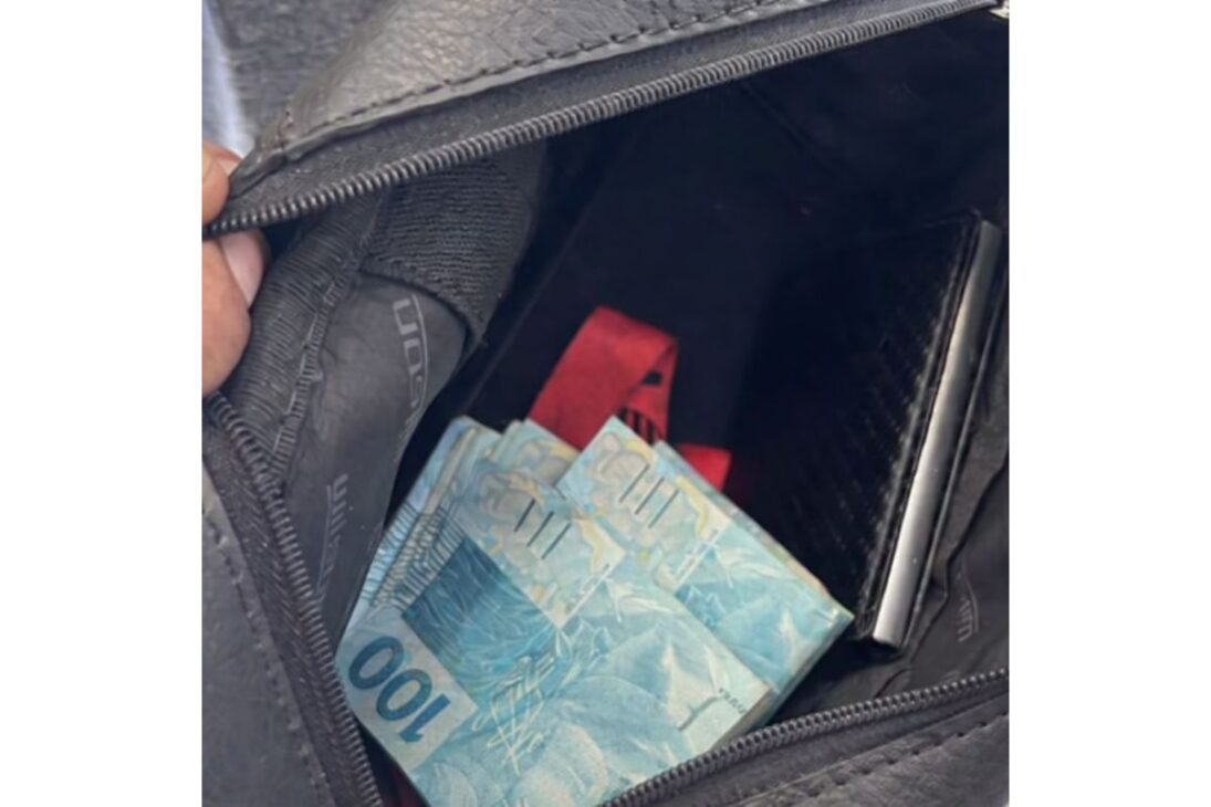 Habitante de la calle encuentra bolsa con R$ 3.400 en Canelinha, devuelve todo en el CRAS y se convierte en un ejemplo de honestidad que emociona al dueño.