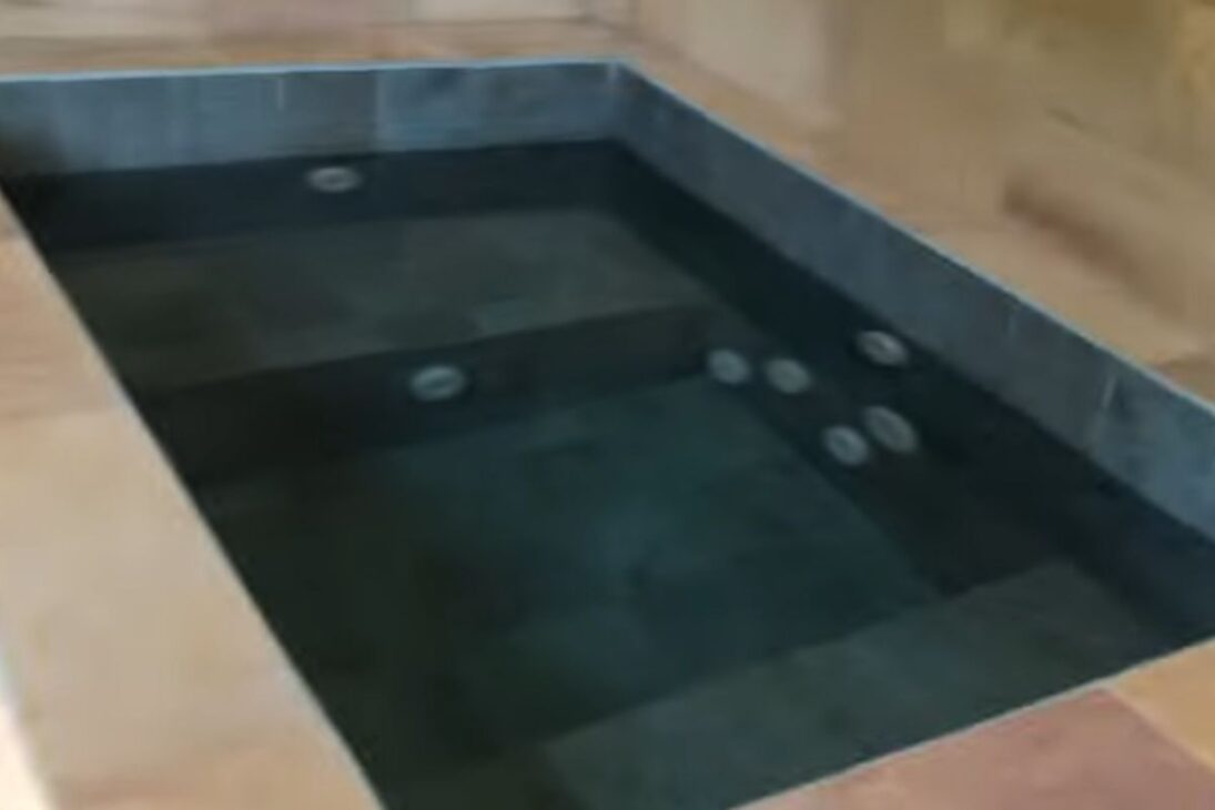 Ve cómo crear un spa en casa con bañera de hidromasaje de albañilería, bañera de hidromasaje, revestimiento en piedra y agua caliente gastando poco.